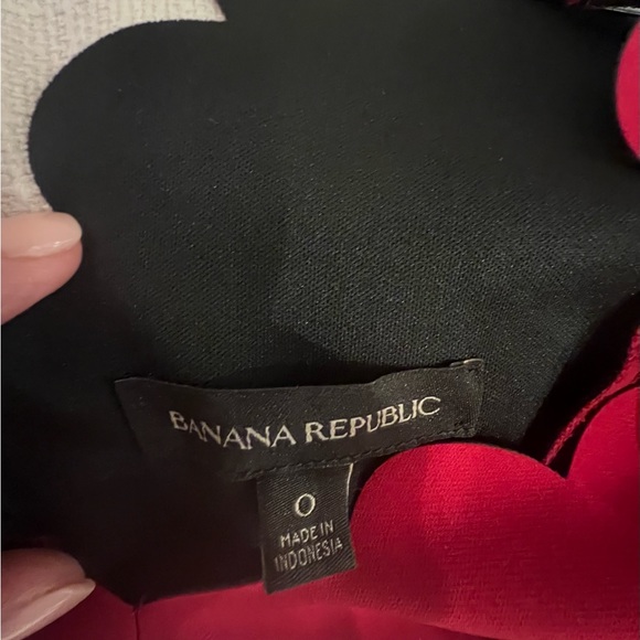 Banana Republic Scalloped V-neck dress. - Picture 5 of 8